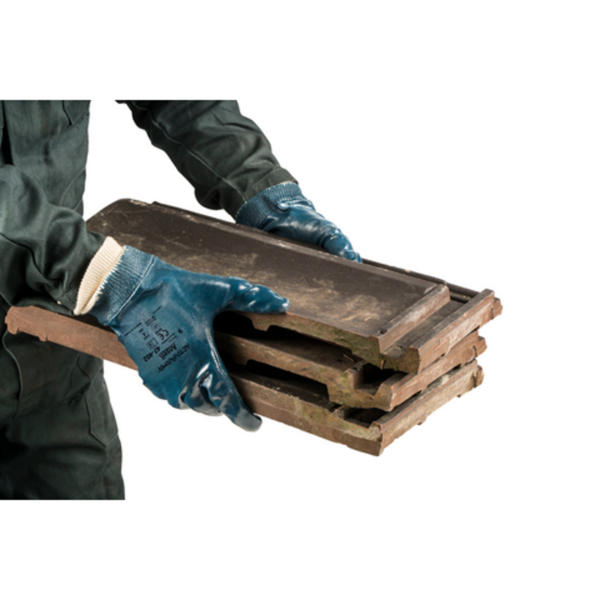 Comfortable oil-repellent glove for medium duty tasks