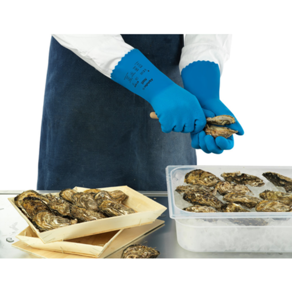 Lightweight supported natural rubber glove with knitted nylon liner