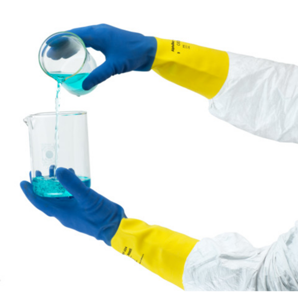 Heavyweight glove with reliable protection against a very wide range of chemicals