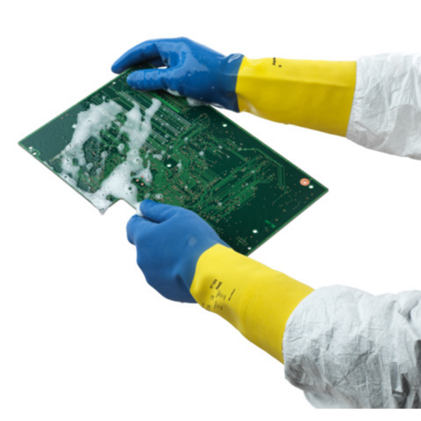 Heavyweight glove with reliable protection against a very wide range of chemicals