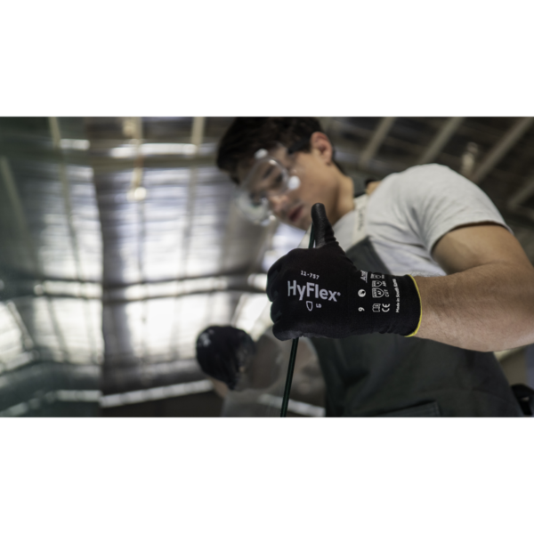 Our lightest thinnest ANSI A7 / ISO level F cut resistant touchscreen glove